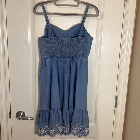 Old Navy Women's Denim Style Dress Size M Adjustable Straps Eyelet Ruffle Hem - Picture 5 of 9